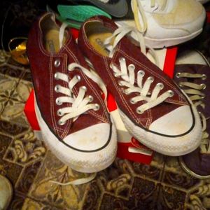 Converse size 7.5 women's maroon n white shoes